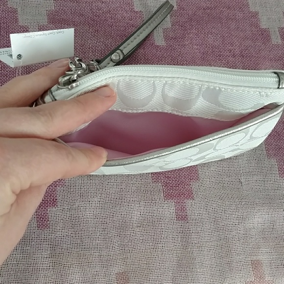 White coach wristlet - Picture 3 of 5